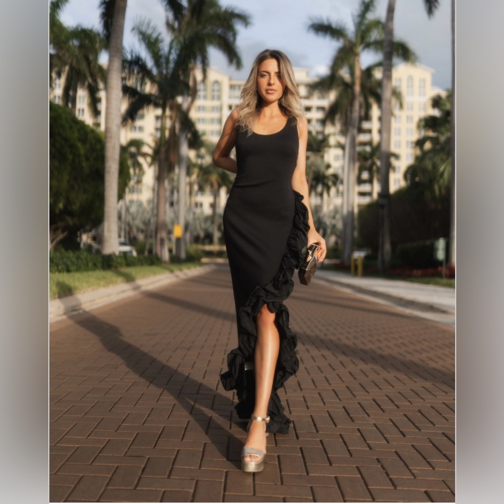 Saks One33 Social

Taffeta Hem Sheath Gown